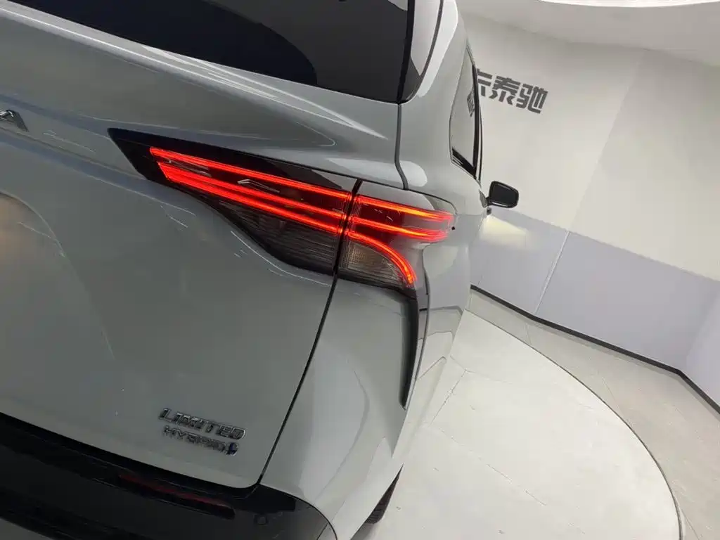 SIENNA 2023 2.5L Hybrid Premium Edition купить на сайте DeffCars