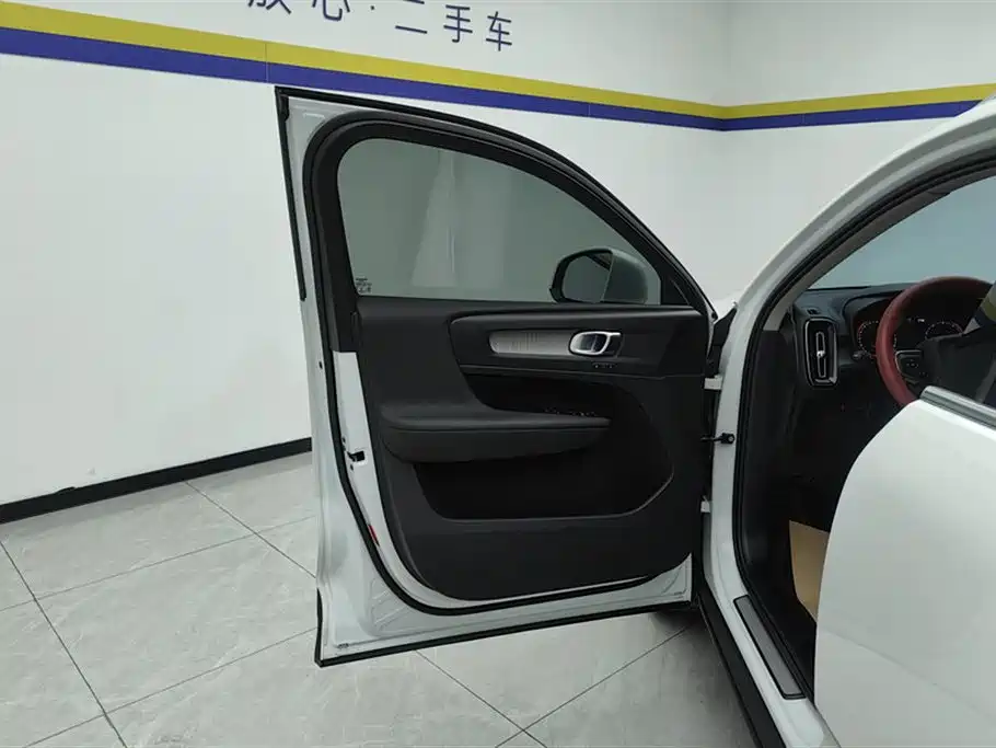 Volvo XC40 2021 T4 four-wheel drive Zhiyuan Deluxe Edition купить на сайте DeffCars