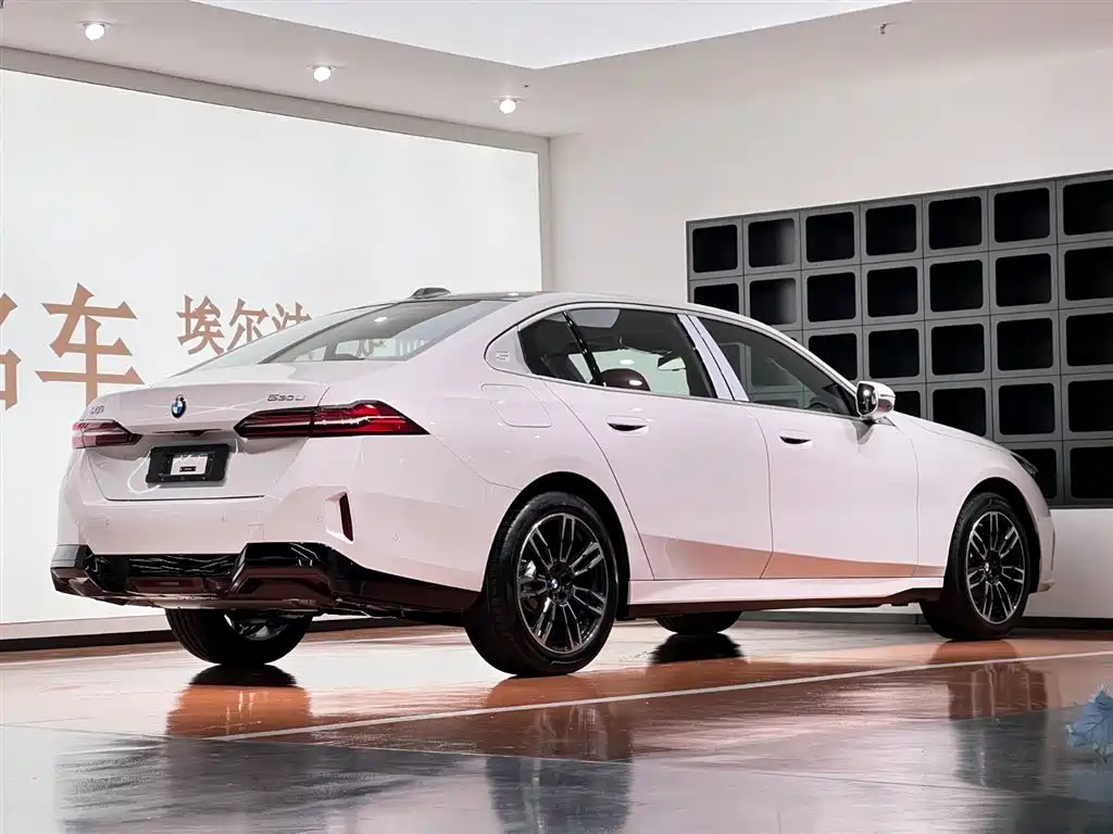 BMW 5 Series 2025 530Li Leading M Sports Package купить на сайте DeffCars