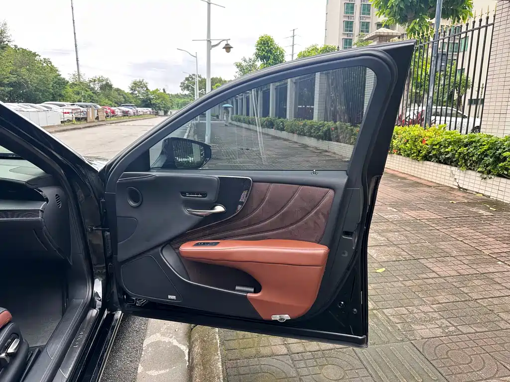 Lexus LS 2018 500h Executive Edition National V купить на сайте DeffCars