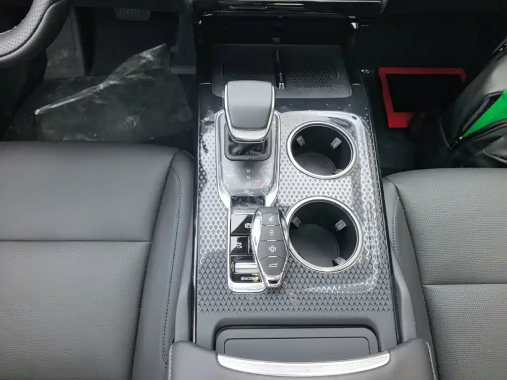 Hongqi HS3 PHEV 2025 model 117km Jinwei PLUS version купить на сайте DeffCars