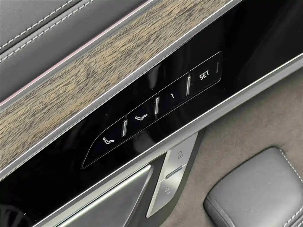 Audi A8 2023 A8L 55 TFSI quattro flagship model купить на сайте DeffCars