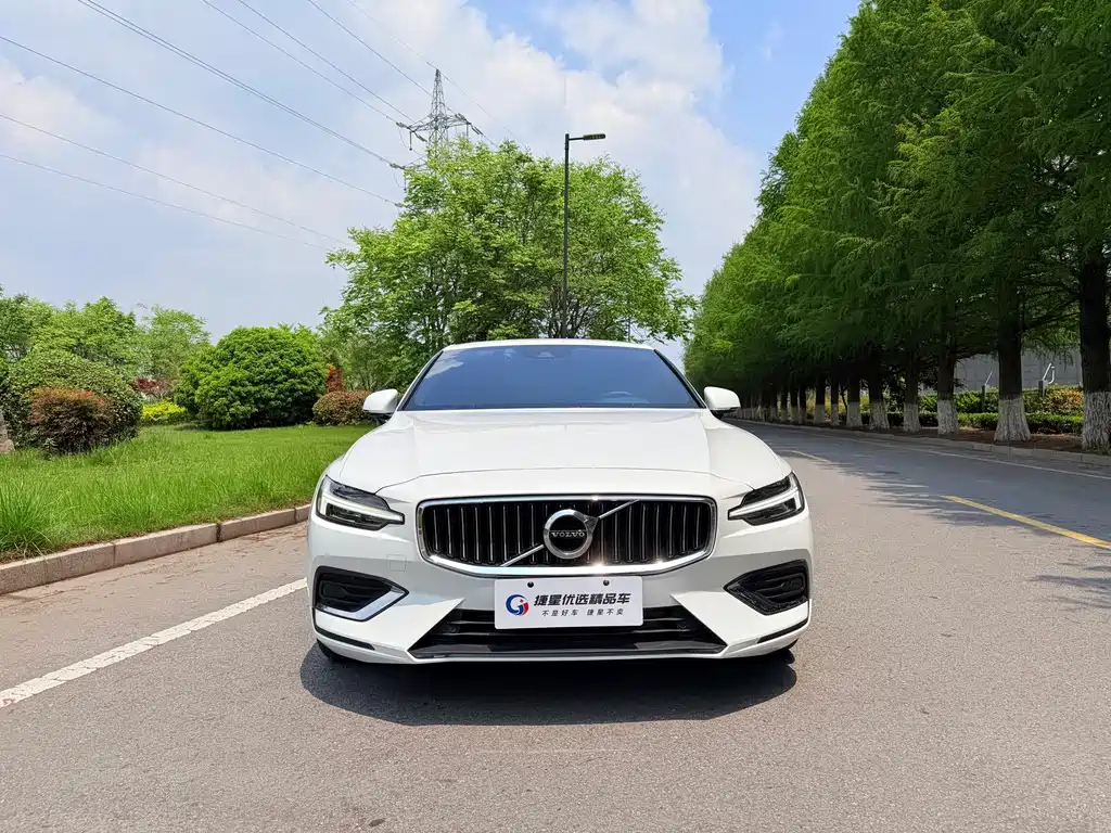 Volvo S60 2020 T4 Zhiyi Luxury Edition купить на сайте DeffCars