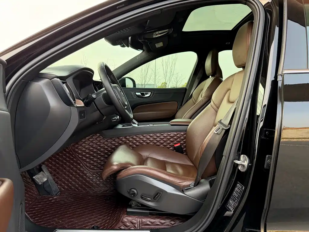 Volvo XC60 2024 B5 four-wheel drive Zhiyuan Deluxe Edition купить на сайте DeffCars