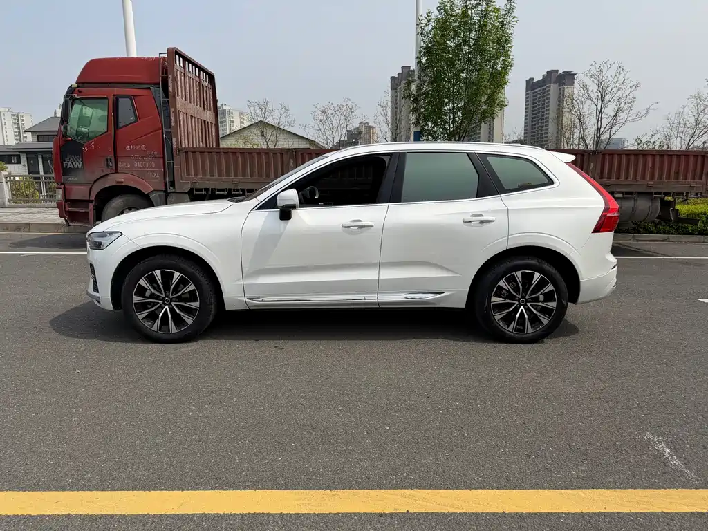 Volvo XC60 2023 B5 four-wheel drive Zhiyuan Deluxe Edition купить на сайте DeffCars