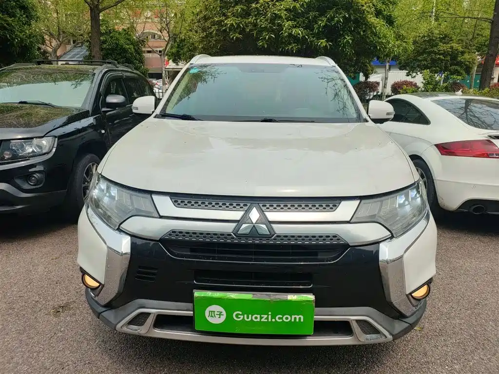 Outlander 2019 2.4L four-wheel drive exclusive version, 7 seats, National VI купить на сайте DeffCars