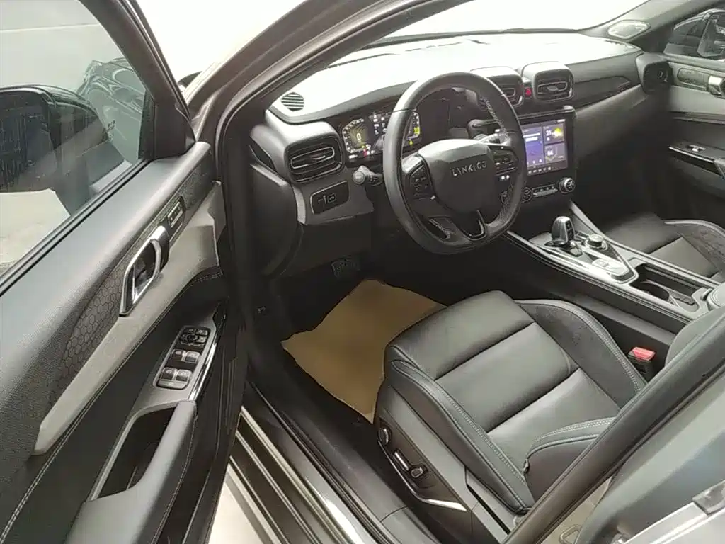 Lynk & Co 03 2022 1.5TD DCT Pro купить на сайте DeffCars