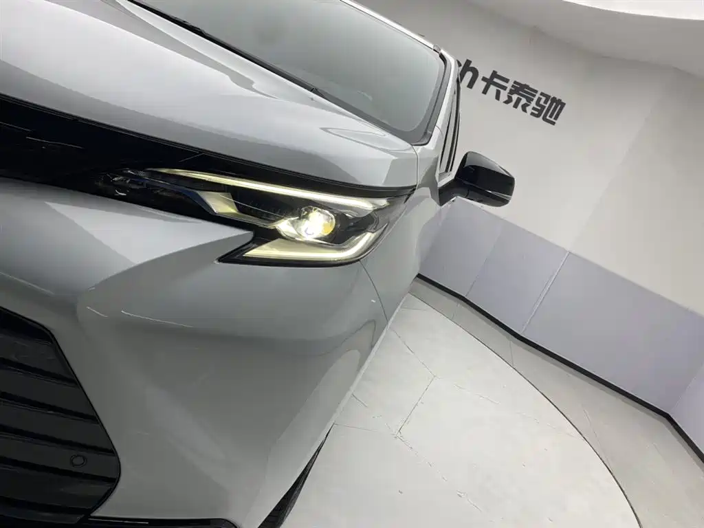 SIENNA 2023 2.5L Hybrid Premium Edition купить на сайте DeffCars