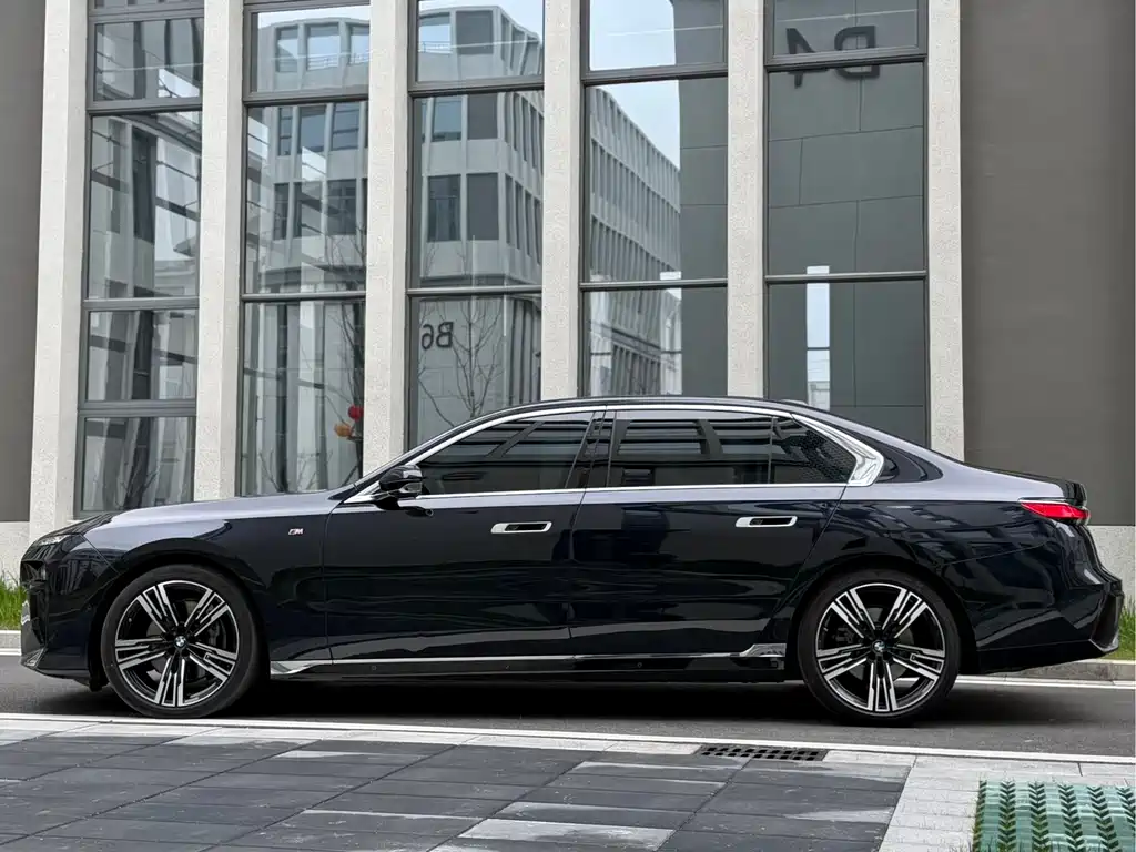 BMW 7 Series 2023 740Li Exclusive M Sports Package купить на сайте DeffCars