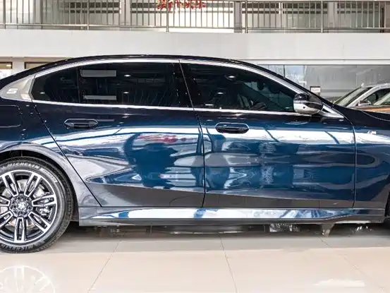 BMW 5 Series 2025 530Li Leading M Sports Package купить на сайте DeffCars