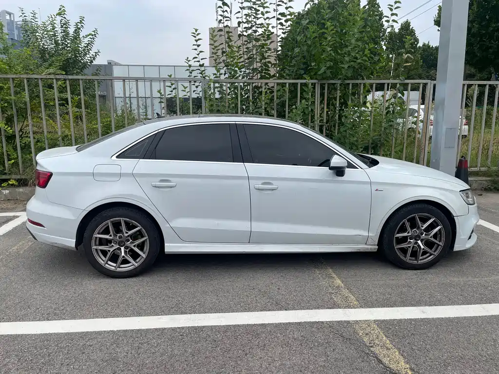 Audi A3 2018 30th Anniversary Limousine 35 TFSI Fashion купить на сайте DeffCars