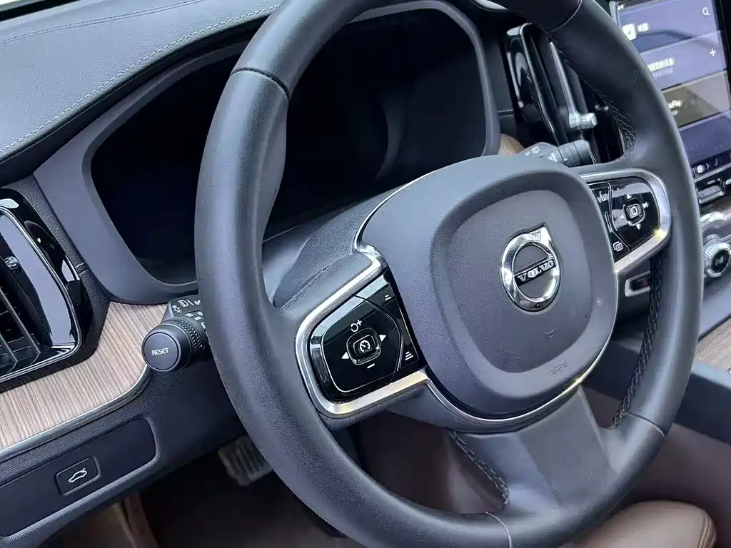 Volvo XC60 2023 B5 four-wheel drive Zhiyuan Deluxe Edition купить на сайте DeffCars