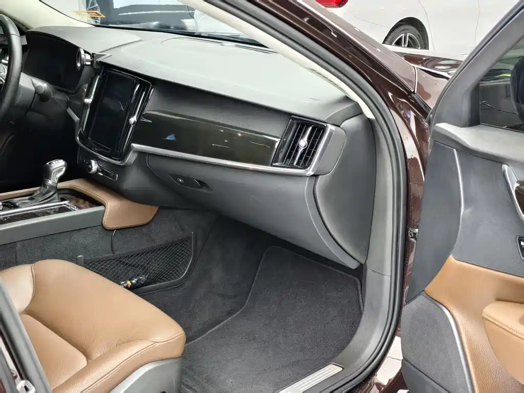 Volvo S90 2018 T4 Zhiyuan Edition купить на сайте DeffCars