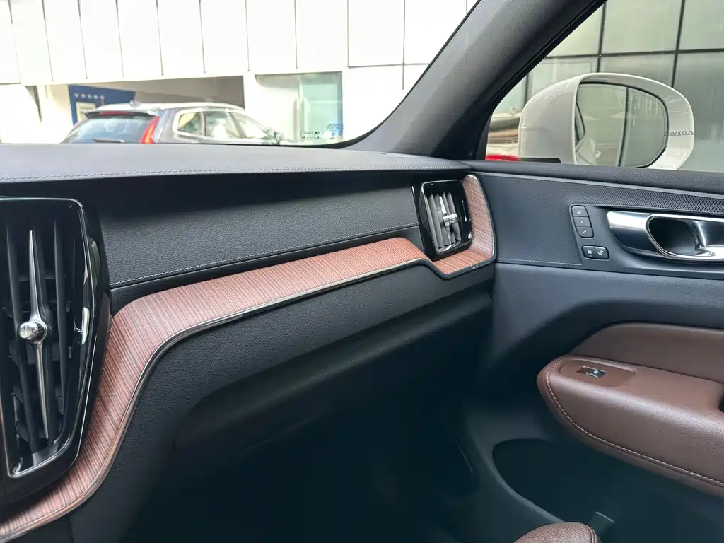 Volvo XC60 2024 B5 four-wheel drive Zhiyuan Deluxe Edition купить на сайте DeffCars