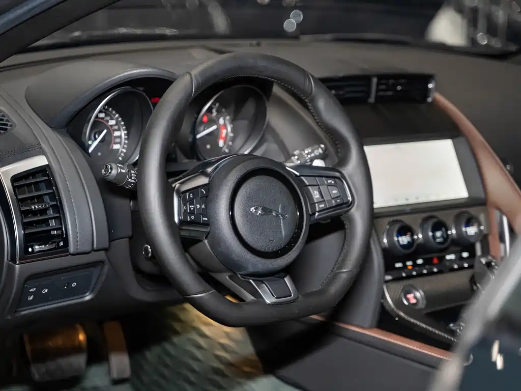 Jaguar F-TYPE 2019 2.0T hardtop version купить на сайте DeffCars