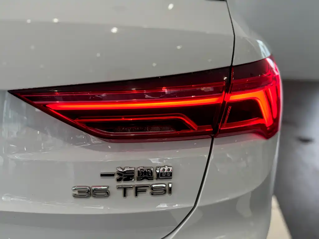 Audi Q3 2023 35 TFSI Fashionable and Dynamic (1.5T) купить на сайте DeffCars
