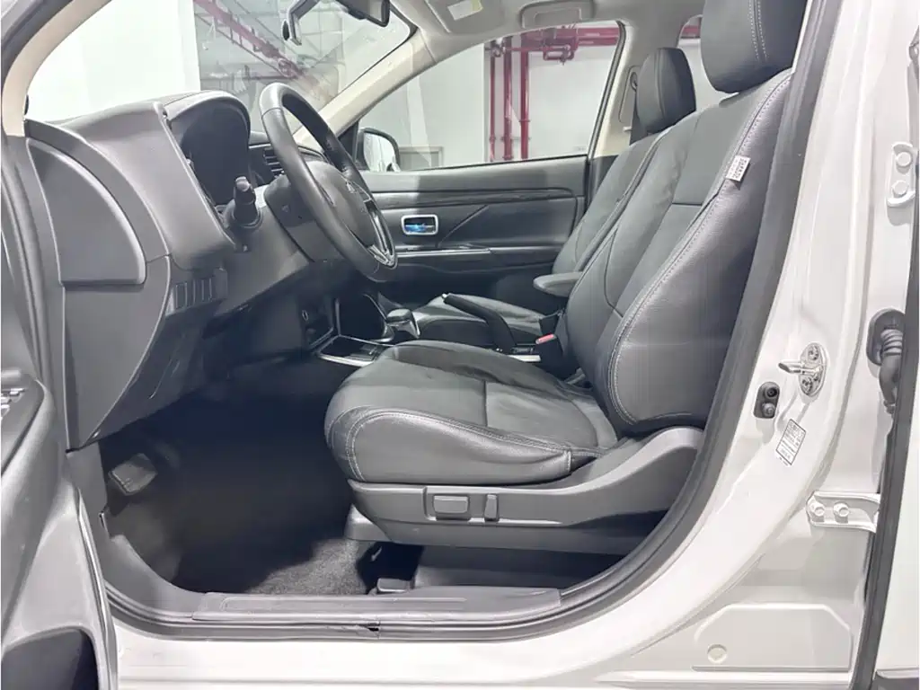 Outlander 2018 2.0L 2WD Honor Edition 5 seats купить на сайте DeffCars