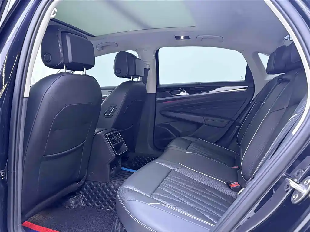 Passat 2022 330TSI Deluxe Edition купить на сайте DeffCars