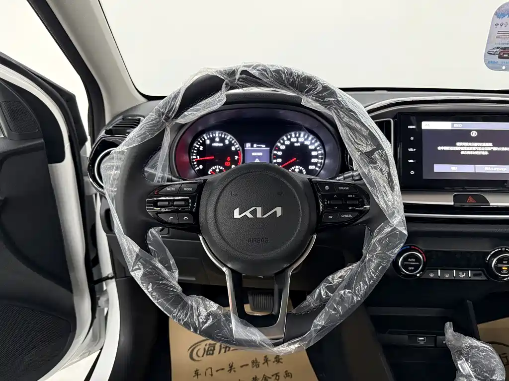 Yipao 2026 1.4L sunroof version купить на сайте DeffCars