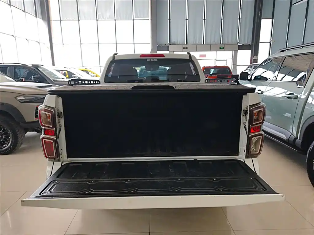 D-MAX 2023 1.9T automatic four-wheel drive V-CROSS leading model купить на сайте DeffCars