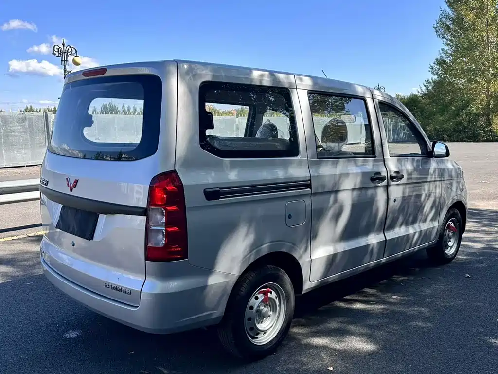 Wuling Hongguang V 2022 1.5L Enjoyable Edition Electric Power Assist LAR купить на сайте DeffCars