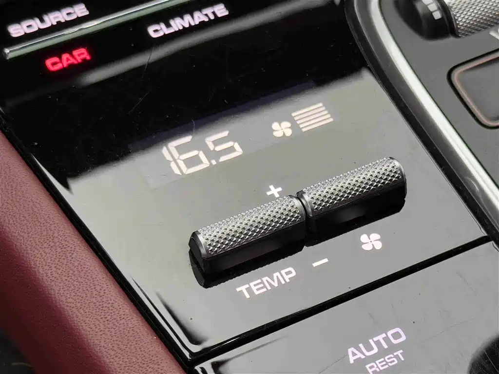 Cayenne New Energy 2023 Cayenne E-Hybrid 2.0T Platinum Edition купить на сайте DeffCars