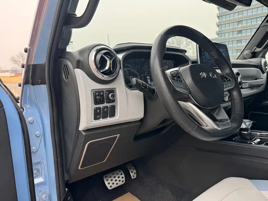 Beijing off-road BJ40 2023 2.0T automatic four-wheel drive city hunter version supreme type купить на сайте DeffCars