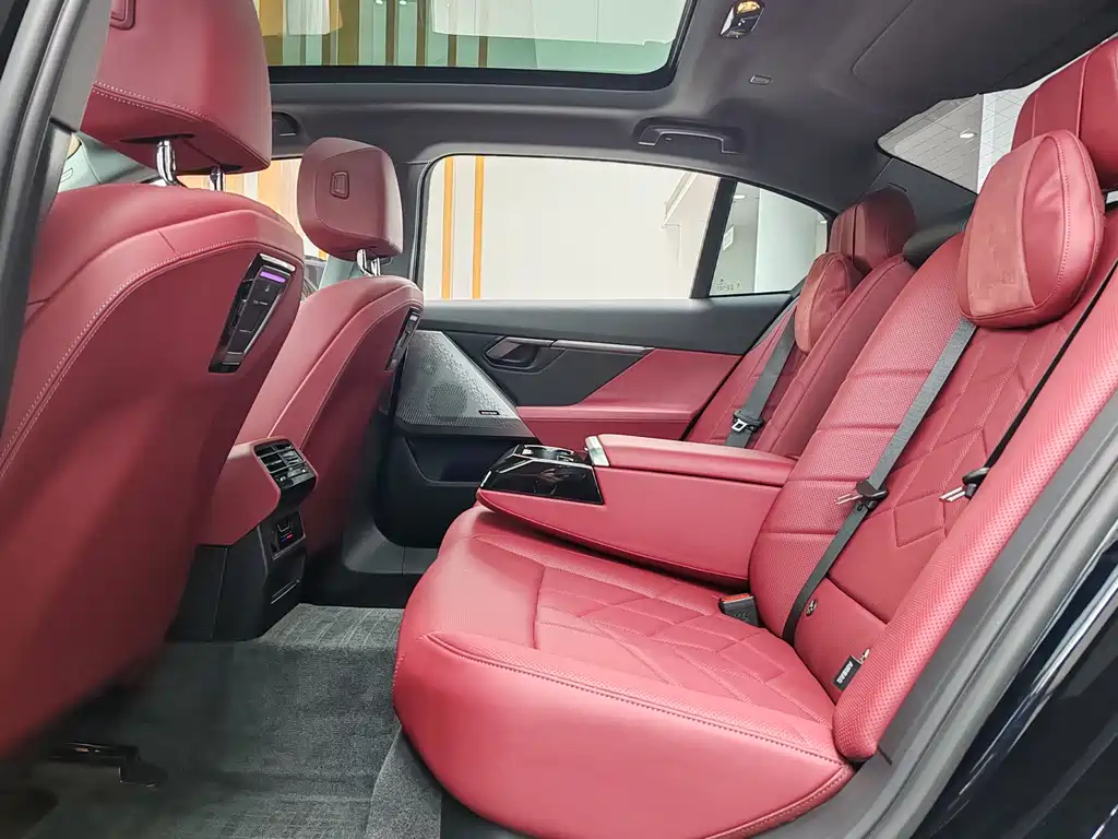 BMW 5 Series 2025 530Li Leading M Sports Package купить на сайте DeffCars