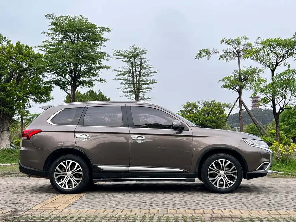 Outlander 2016 2.4L four-wheel drive luxury version 7 seats купить на сайте DeffCars