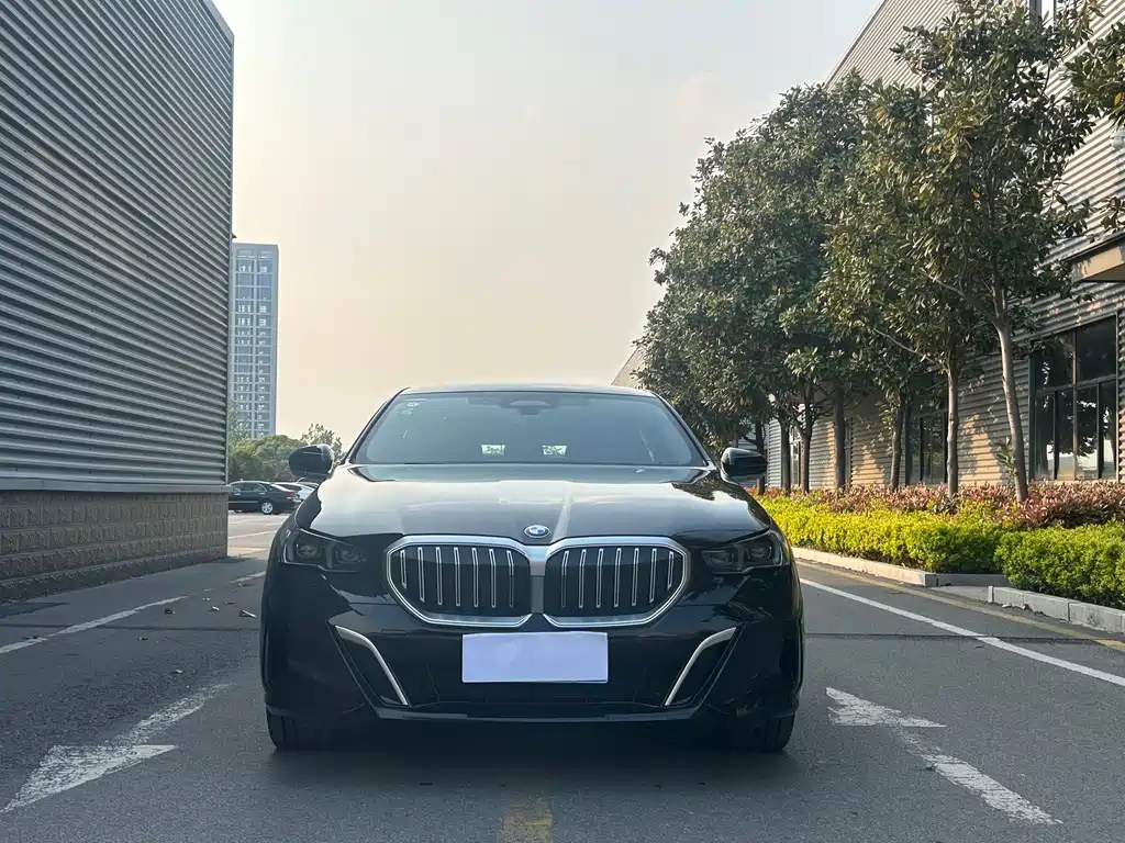 BMW 5 Series 2025 530Li Exclusive M Sports Package купить на сайте DeffCars