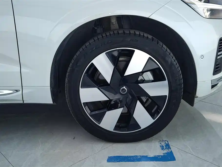 Volvo XC60 plug-in hybrid 2025 plug-in hybrid long-range four-wheel drive Zhiya luxury version купить на сайте DeffCars