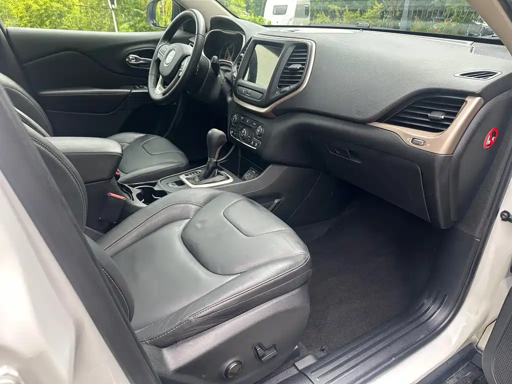 Cherokee (Китай) 2016 2.0L Superior Edition купить на сайте DeffCars