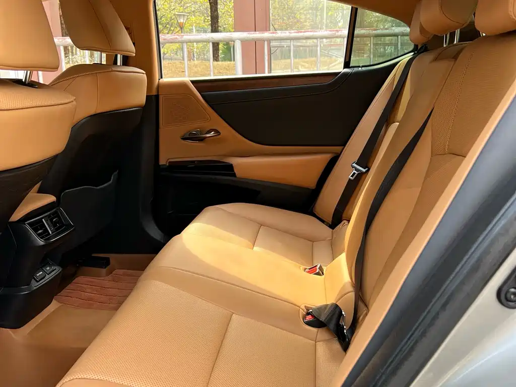 Lexus ES 2022 200 Deluxe Edition купить на сайте DeffCars