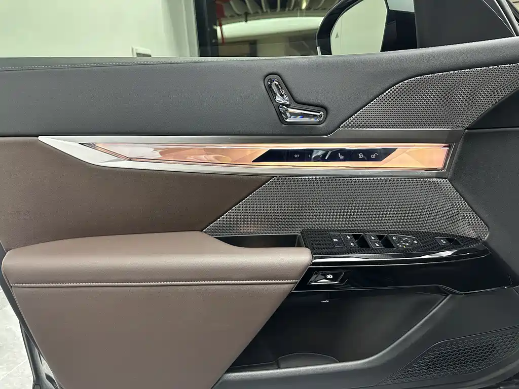BMW 7 Series 2023 735Li Luxury Package купить на сайте DeffCars