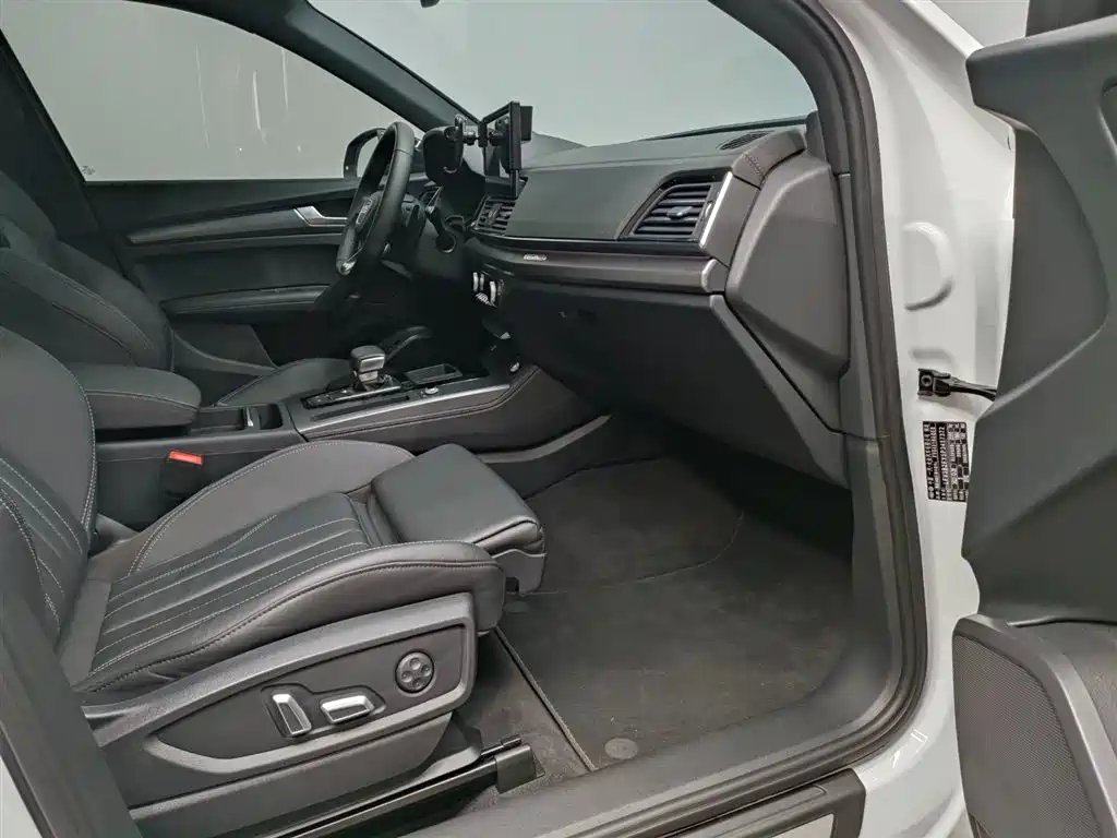 Audi Q5L 2024 40 TFSI luxury and dynamic model купить на сайте DeffCars