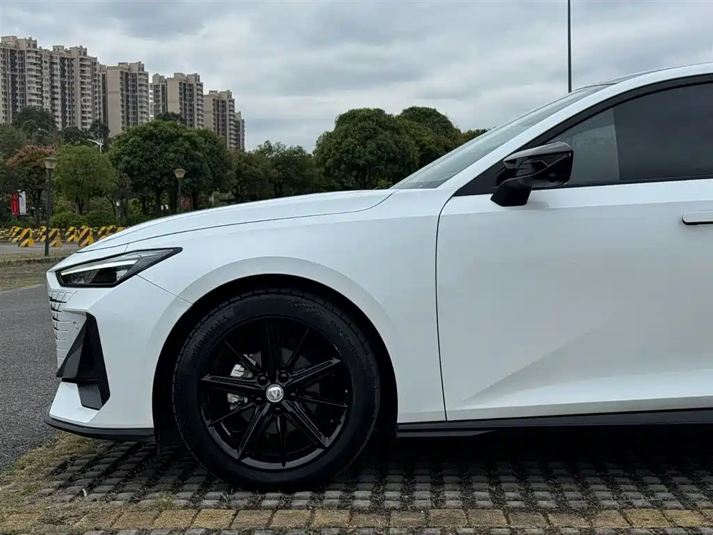 Changan UNI-V 2023 1.5T premium model купить на сайте DeffCars