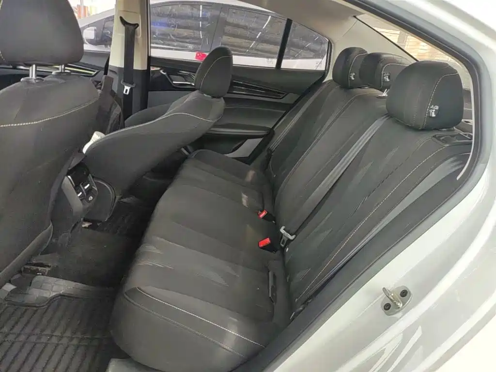 Roewe i5 2021 1.5L manual platinum version купить на сайте DeffCars