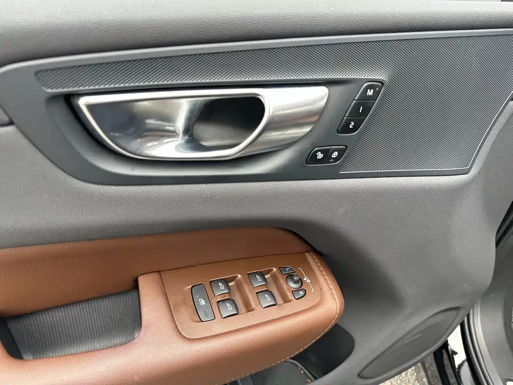 Volvo XC60 2025 B5 four-wheel drive Zhiyuan luxury version купить на сайте DeffCars