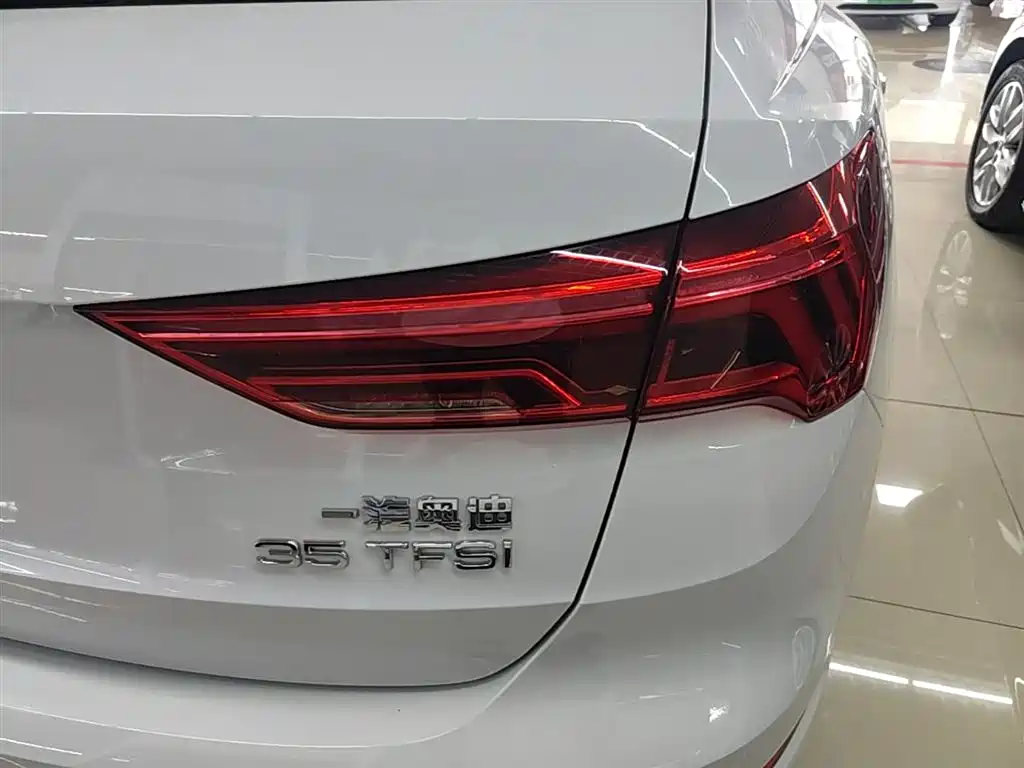 Audi Q3 2021 35 TFSI Fashionable and Dynamic купить на сайте DeffCars