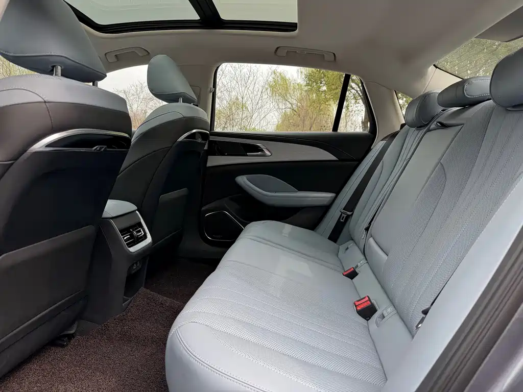 Hongqi H5 PHEV 2025 170 super hybrid version купить на сайте DeffCars