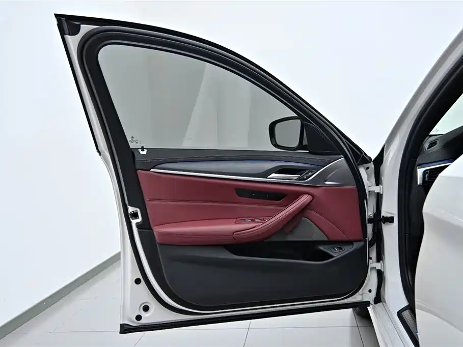 BMW 5 Series 2023 530Li Leading M Sports Package купить на сайте DeffCars