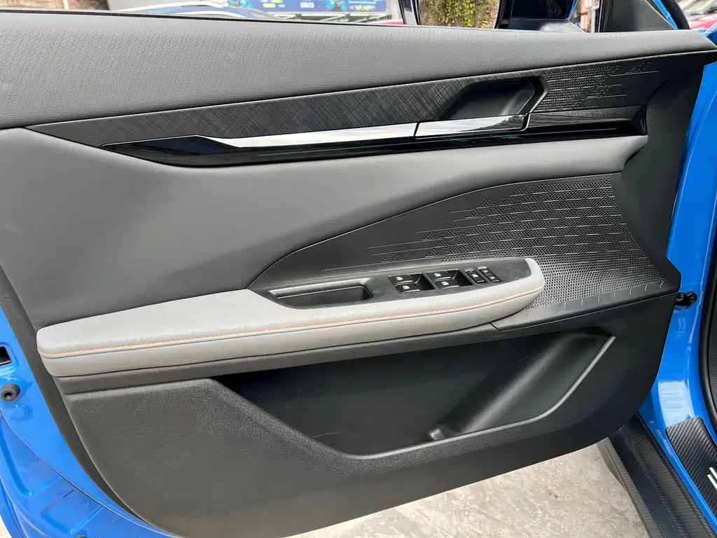 Changan UNI-V 2022 1.5T premium model купить на сайте DeffCars