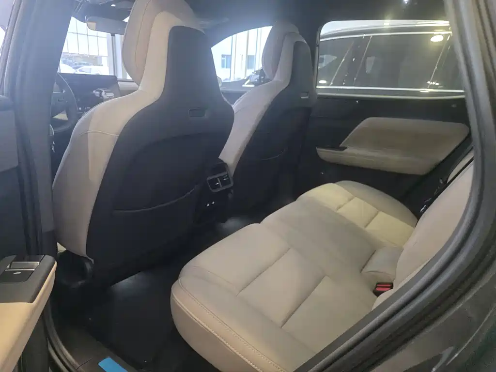 Volvo XC70 plug-in hybrid 2026 model four-wheel drive super long range Core купить на сайте DeffCars
