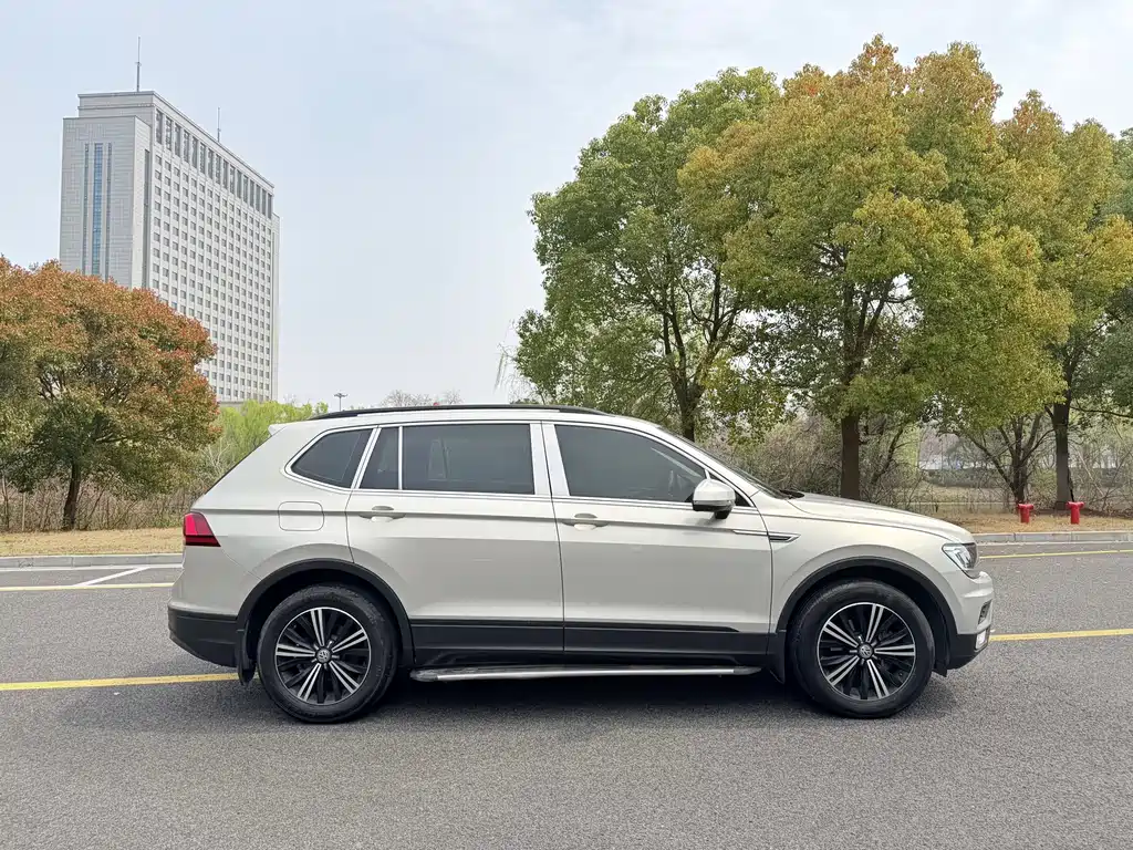 Tiguan L 2019 330TSI automatic two-wheel drive fashion version National VI купить на сайте DeffCars