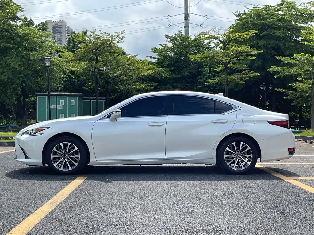 Lexus ES 2023 200 Excellence Edition купить на сайте DeffCars