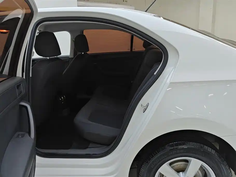 Santana 2015 1.4L Manual Fashion Edition купить на сайте DeffCars