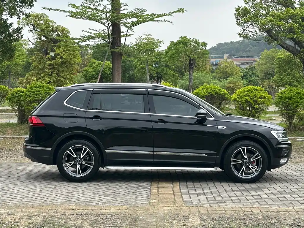 Tiguan L 2017 330TSI automatic two-wheel drive luxury version купить на сайте DeffCars