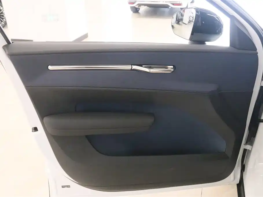 Volvo EX30 2025 rear drive long range version Plus купить на сайте DeffCars
