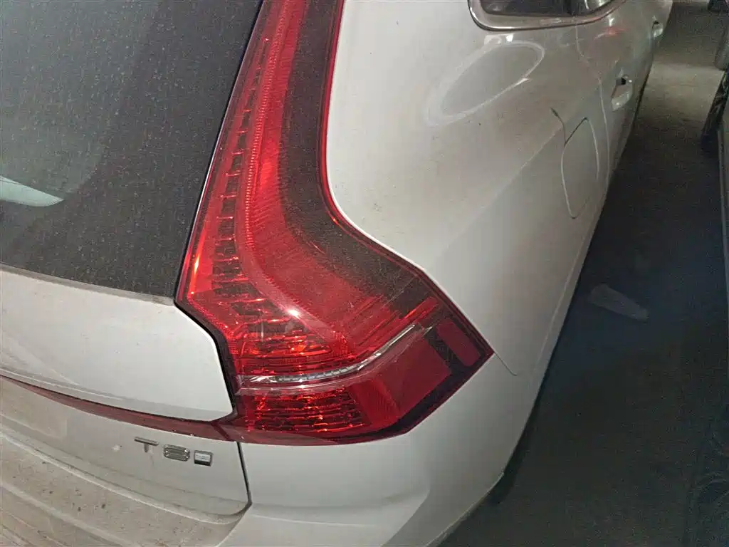 Volvo XC60 plug-in hybrid 2025 plug-in hybrid long-range four-wheel drive Zhiya luxury version купить на сайте DeffCars
