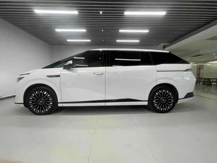 Xpeng X9 2025 pure electric 740 long battery life Max купить на сайте DeffCars